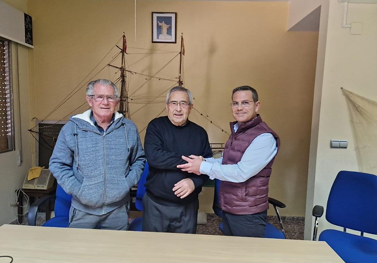 Navarro estrecha la mano a Manuel Ballesta, en el centro, junto al pescador más antiguo de la Región.