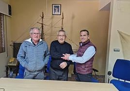 Navarro estrecha la mano a Manuel Ballesta, en el centro, junto al pescador más antiguo de la Región.