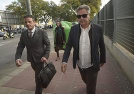 Marco Martínez (derecha), exgerente de la discoteca Teatre, se dirige a declarar junto a su abogado.