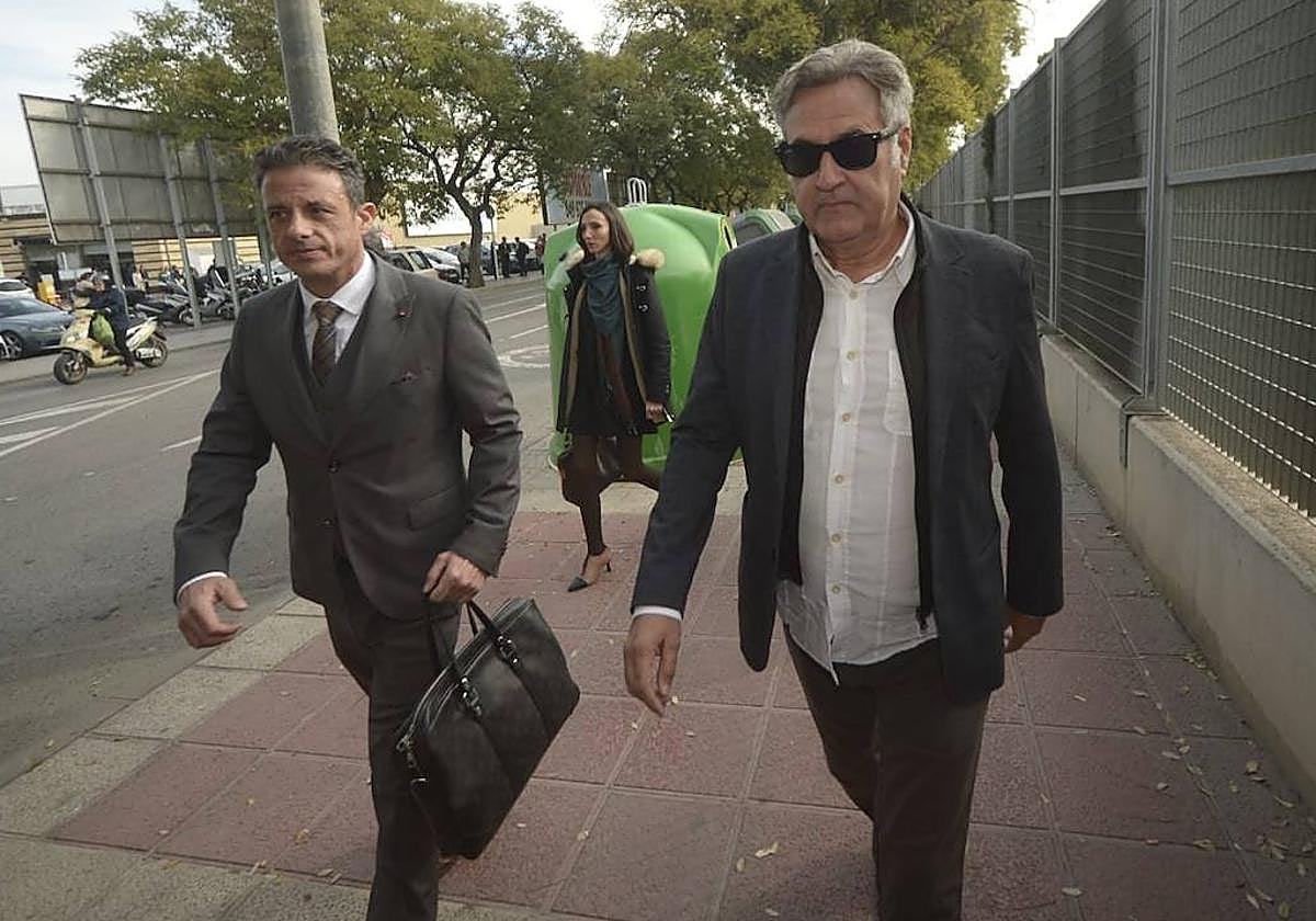 Marco Martínez (derecha), exgerente de la discoteca Teatre, se dirige a declarar junto a su abogado.
