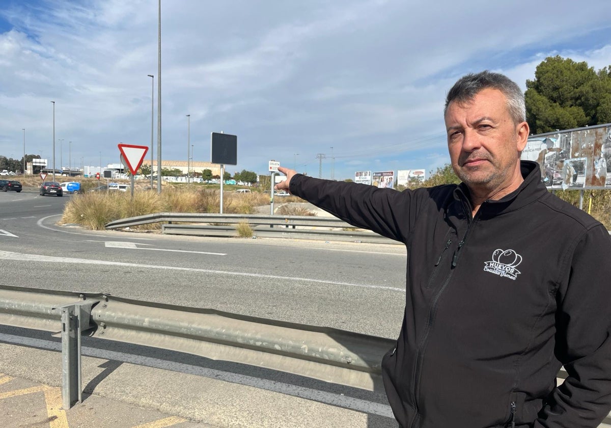 Pedro, distribuidor de huevos, estuvo parado hora y media esperando a que se abriera al tráfico la rotonda de Isla Grosa, en Murcia.