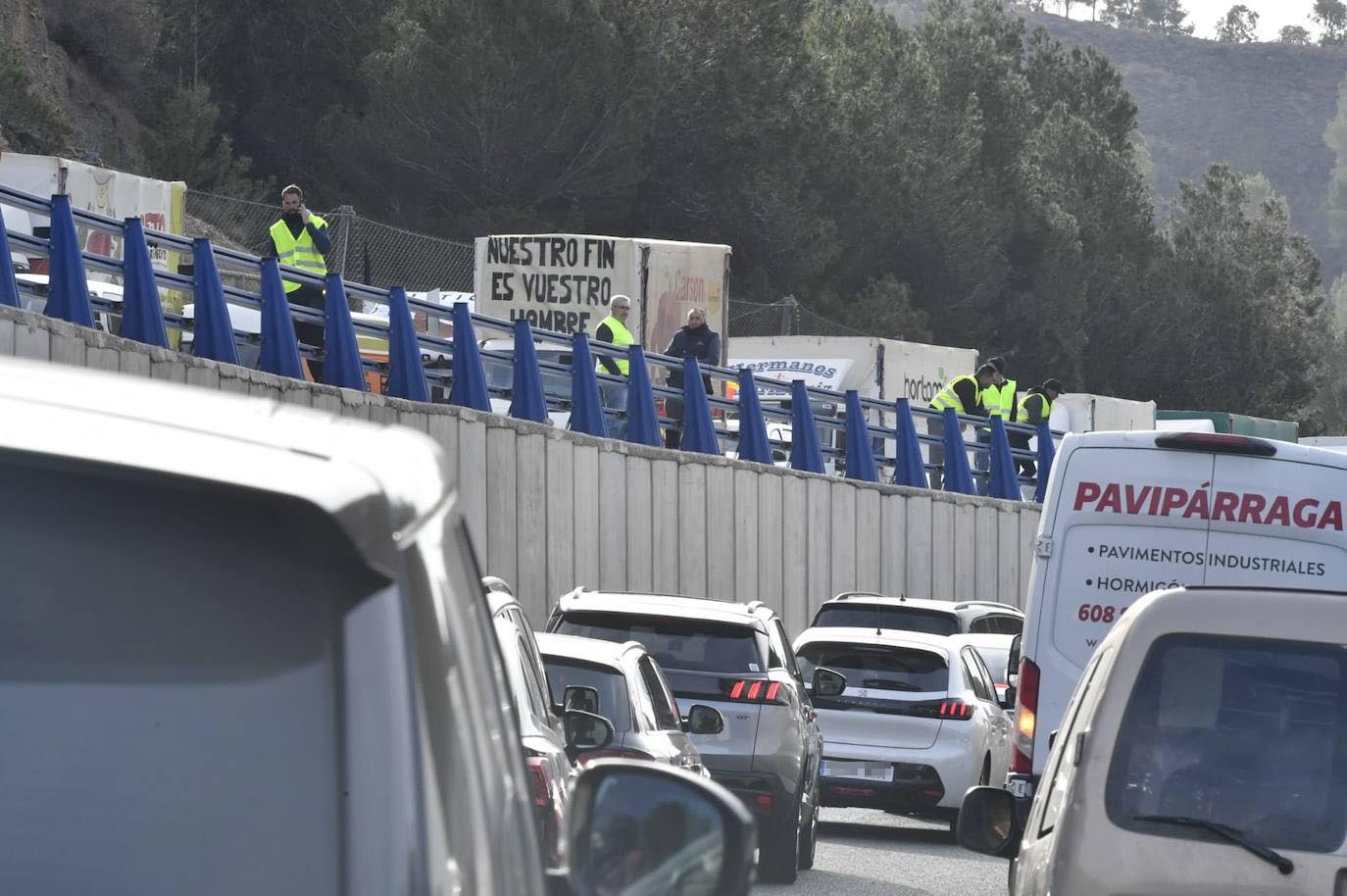 La protesta de agricultores colapsa el Puerto de la Cadena