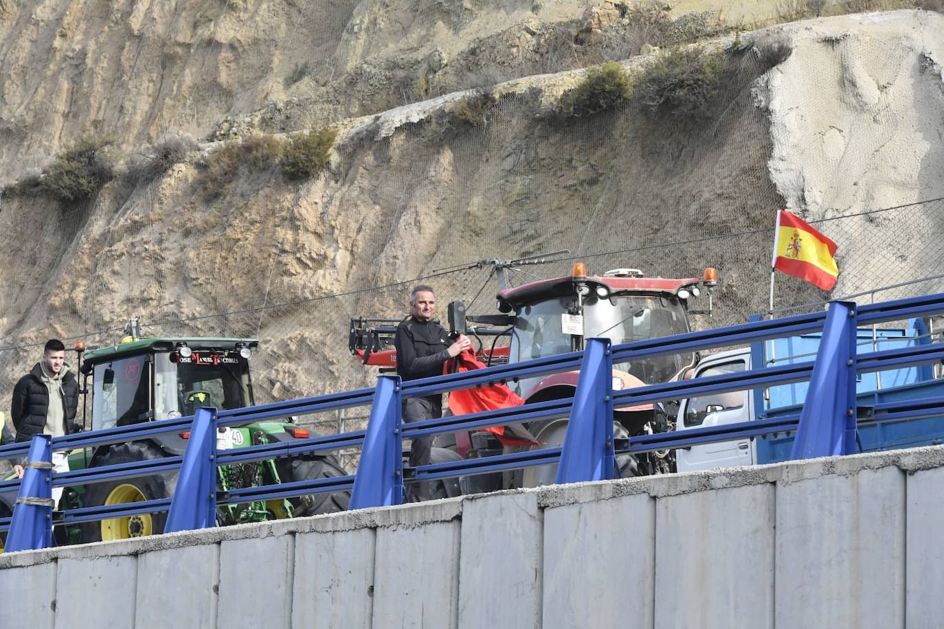 La protesta de agricultores colapsa el Puerto de la Cadena