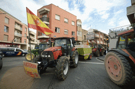 Un grupo de agricultores corta la circulación en el Puerto de la Cadena, este martes.