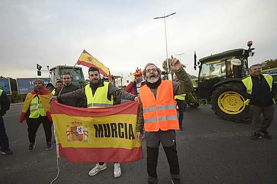 El portavoz de la Plataforma 6F de la Región de Murcia, Diego Conesa Guerrero (derecha), este martes en la protesta de tractores.