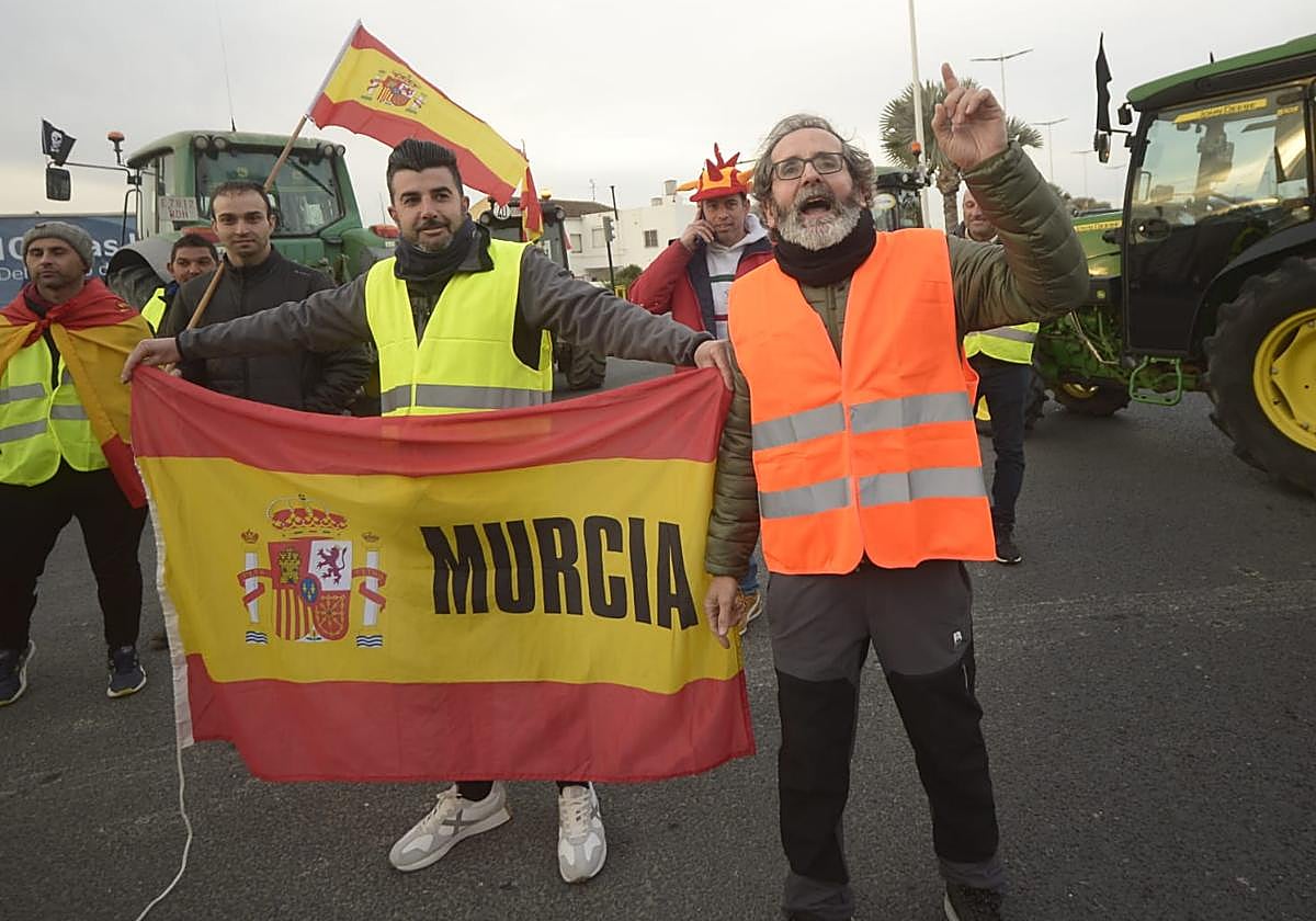 El portavoz de la Plataforma 6F de la Región de Murcia, Diego Conesa Guerrero (derecha), este martes en la protesta de tractores.