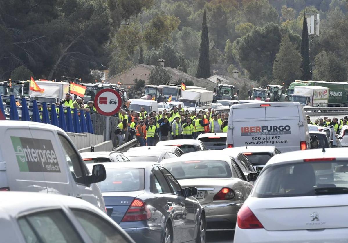 Un grupo de agricultores corta la circulación en el Puerto de la Cadena, este martes.