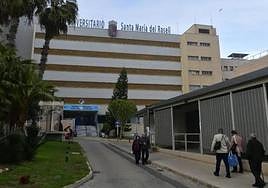 Varios ciudadanos entrando y saliendo de las instalaciones del Hospital Santa María del Rosell, en una imagen de archivo.