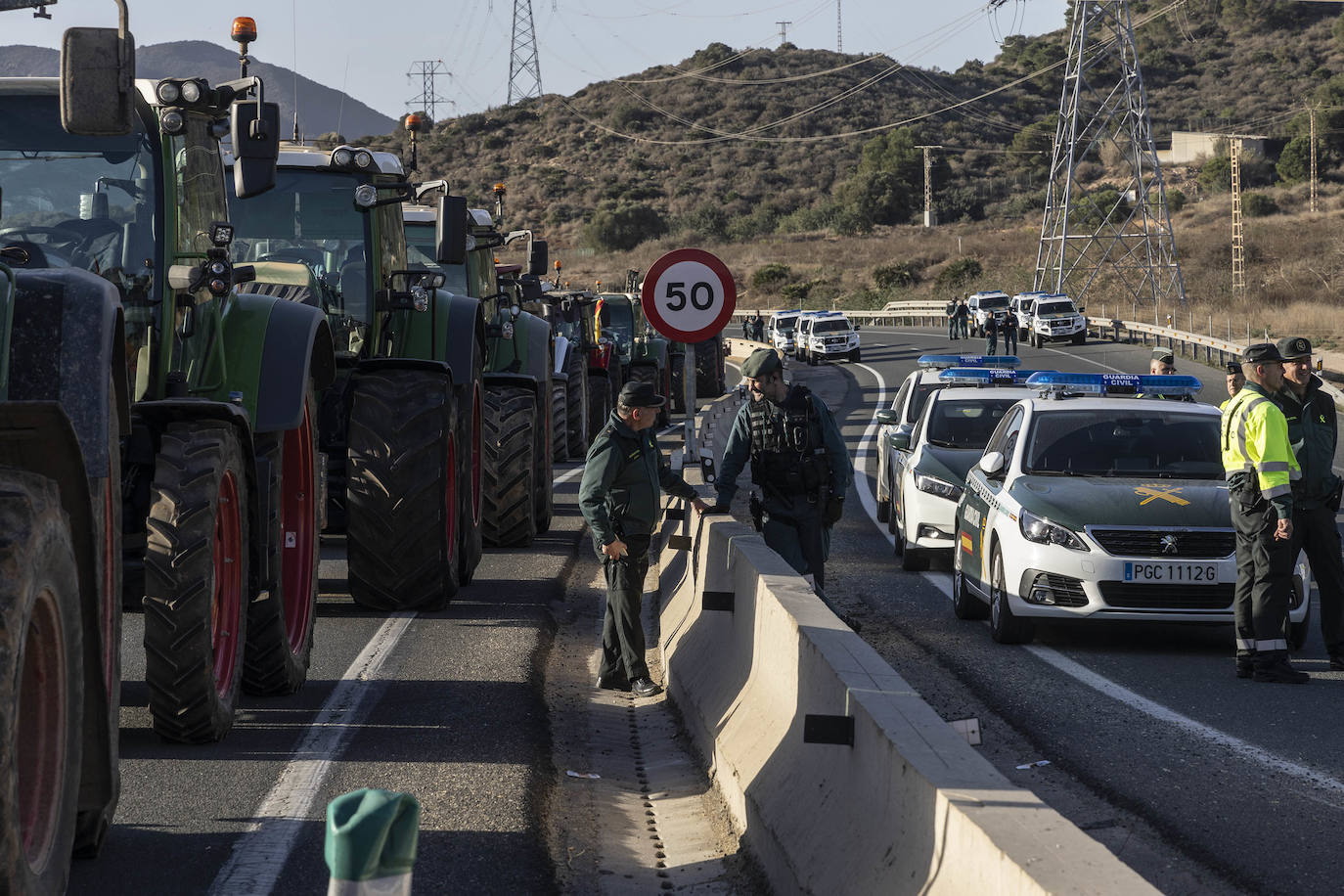 La protesta de agricultores en Cartagena, en imágenes