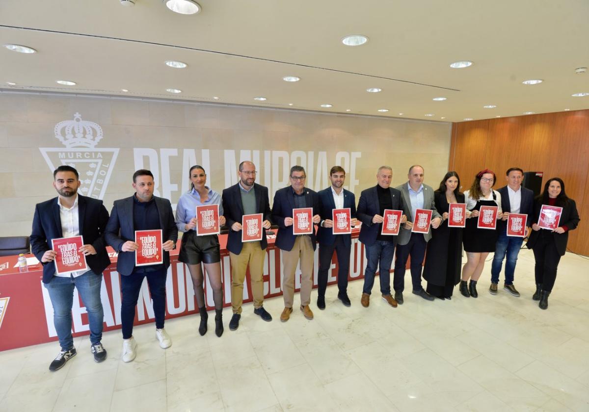 Los integrantes del organigrama oficial del Real Murcia, con el presidente Felipe Moreno (sexto por la derecha), muestran el eslogan 'el equipo tras el equipo'.