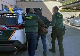 Dos agentes arrestan al joven.