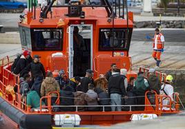 Llegada de inmigrantes a puerto tras ser rescatados por una embarcación de Salvamento Marítimo.