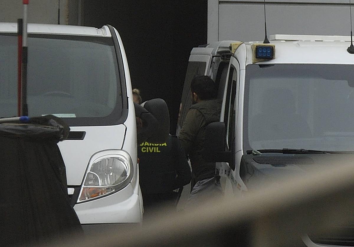 El detenido, este jueves, a su llegada a los juzgados.