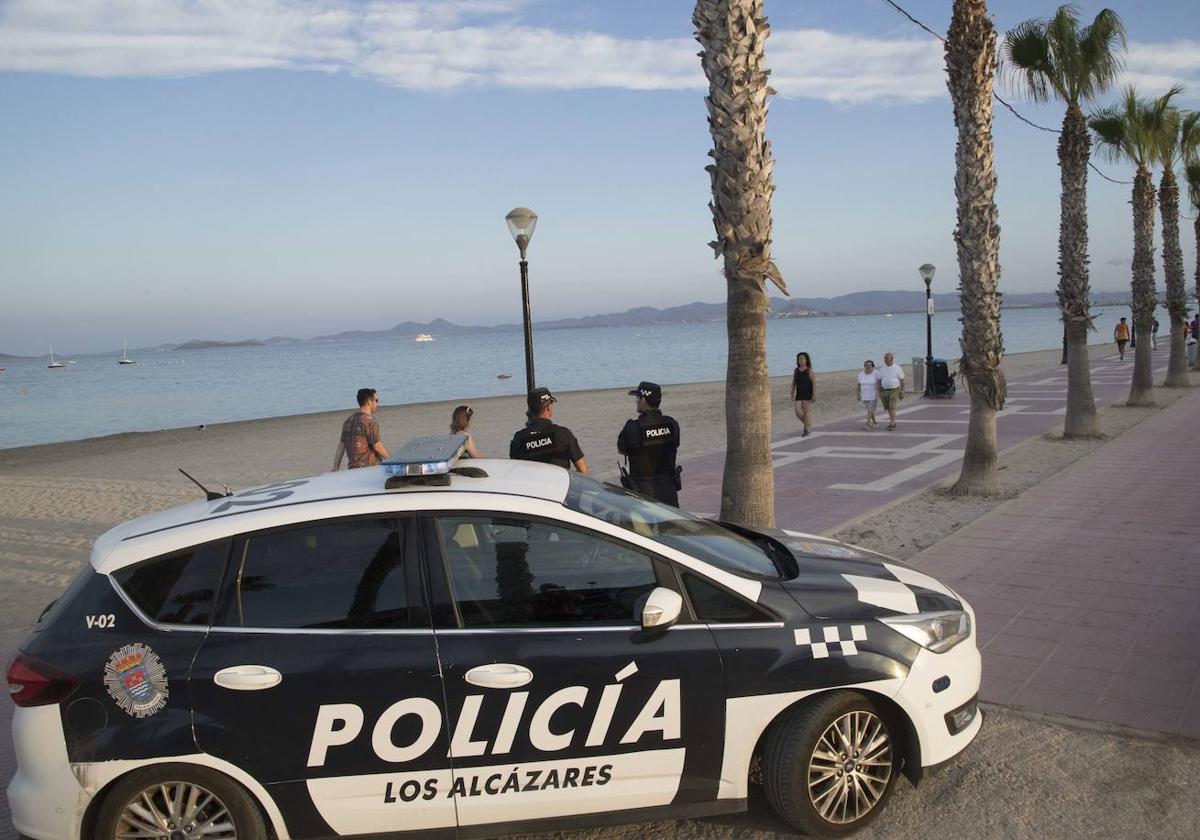 Agentes de la Policía Local de Los Alcázares, en una imagen de archivo.