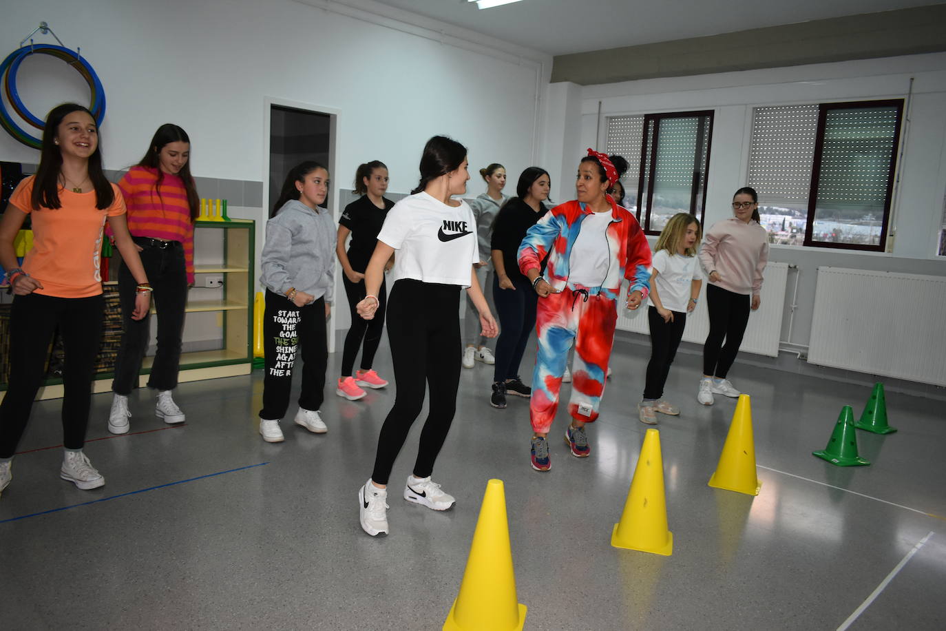 Un grupo de chicas en el taller de danza del proyecto Start Now del Gen Verde.