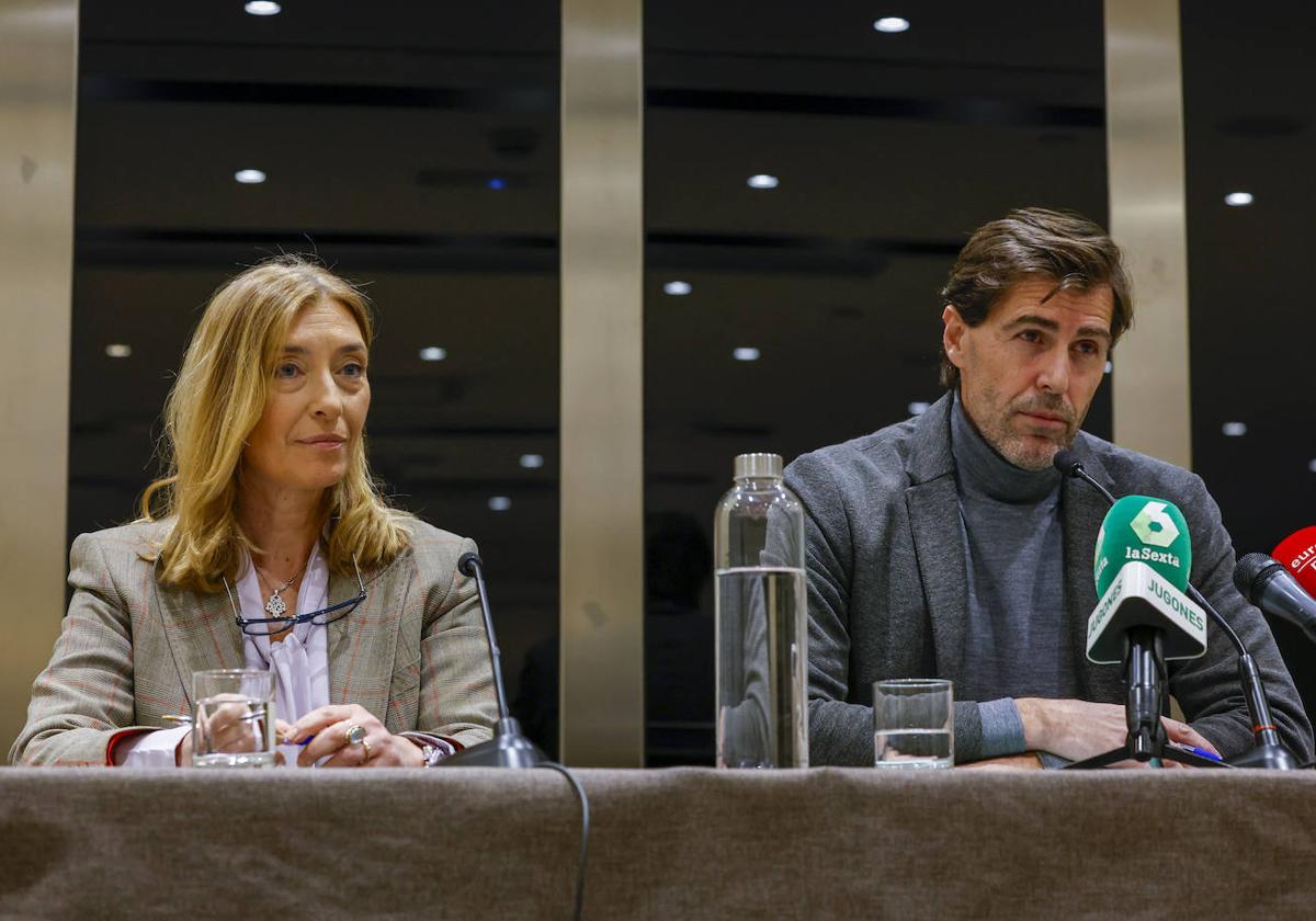 La secretaria general de la Real Federación Española de Atletismo (RFEA), Ana Ballesteros, junto al presidente del organismo, Raúl Chapado, este jueves.