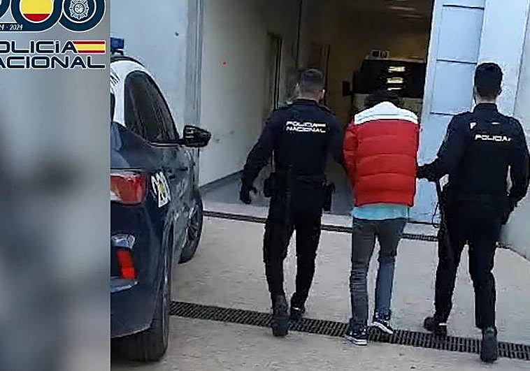 Los agentes detienen al ladrón.