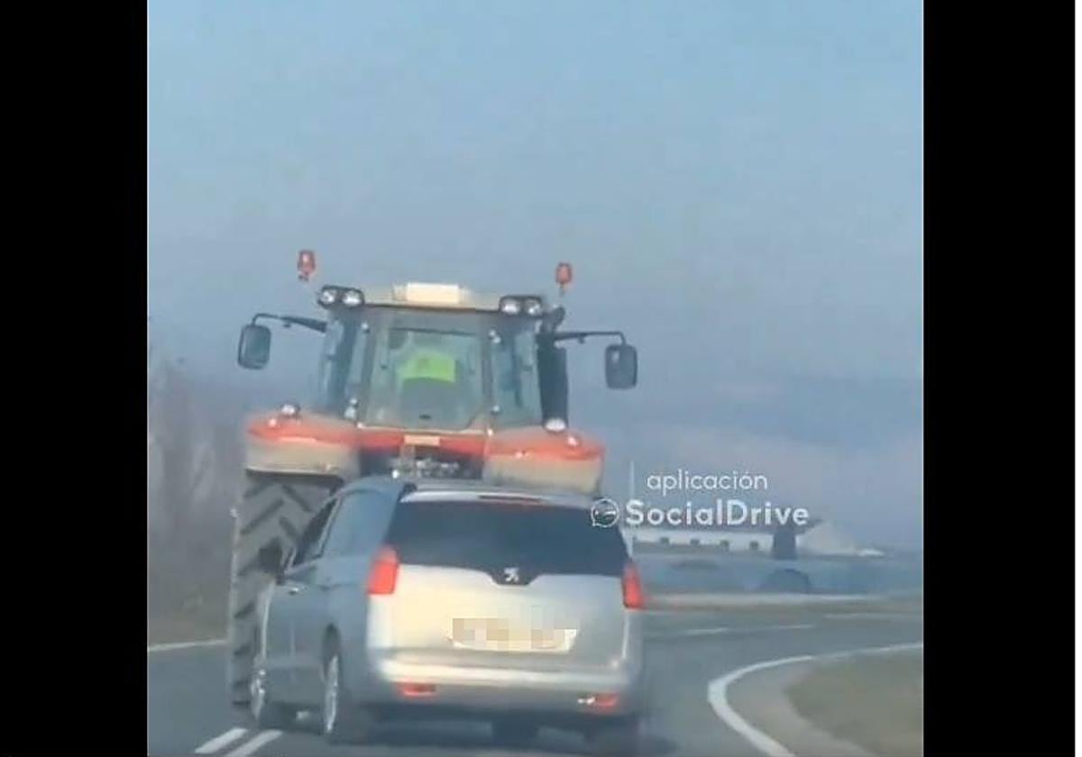 Imagen del coche tratando de adelantar al tractor.
