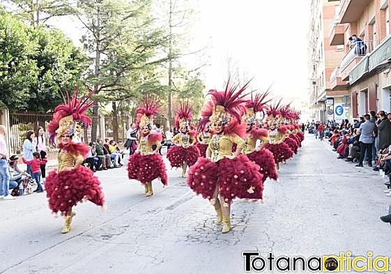 Comparsa desfilando en el Concurso Regional de Carnaval.