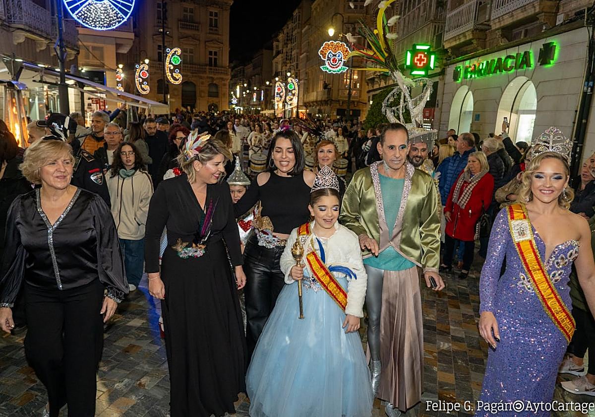La alcaldesa Noelia Arroyo y la cantante Ruth Lorenzo anuncian el inicio del Carnaval de Cartagena por las calles del centro histórico.
