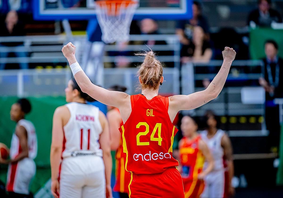 La murciana Laura Gil celebra el triunfo de España ante Canadá, este viernes.