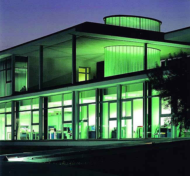 Imagen nocturna del edificio de oficinas de la compañía Sabater en Cabezo de Torres, con su llamativo lucernario proyectado al exterior.
