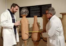Los investigadores Miguel Martín y Benjamín Cutillas, del equipo de Sebastián Ramallo, en el Museo Arqueológico Municipal de Cartagena describiendo las ánforas púnicas.