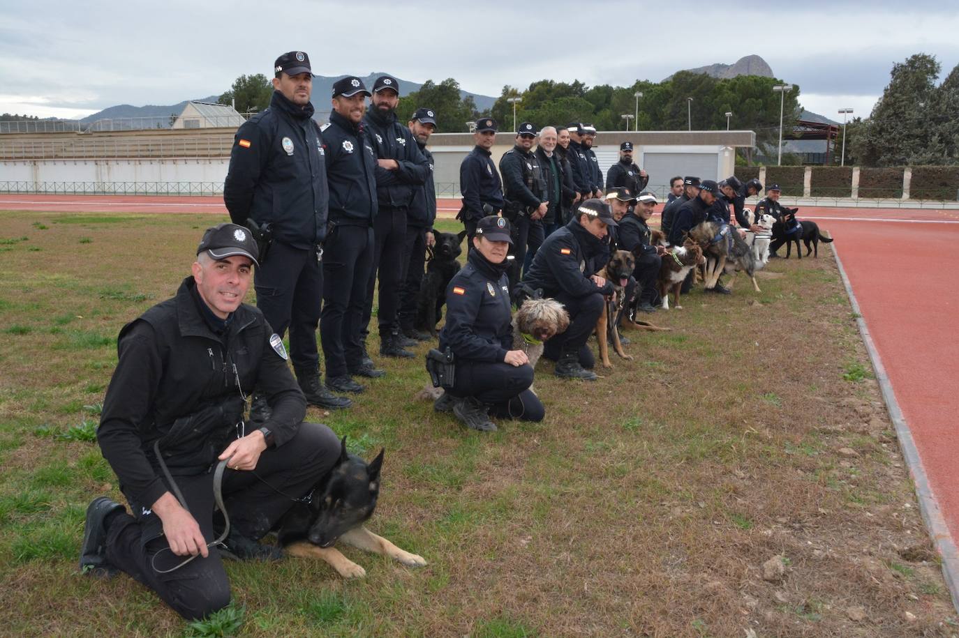 Entrenamiento de las unidades caninas de la Región en Cieza, en imágenes