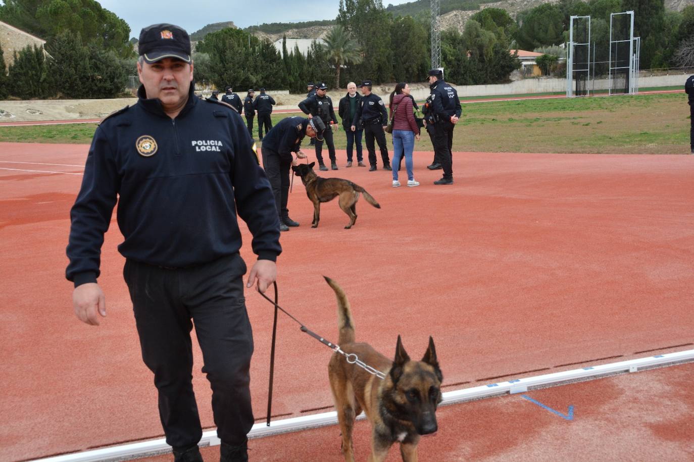 Entrenamiento de las unidades caninas de la Región en Cieza, en imágenes
