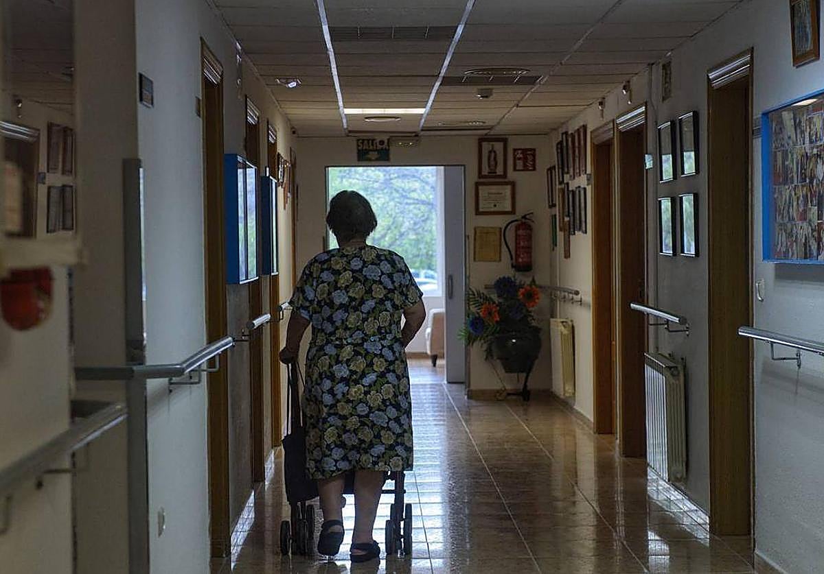 Una anciana camina por el pasillo de una residencia en una imagen de archivo.