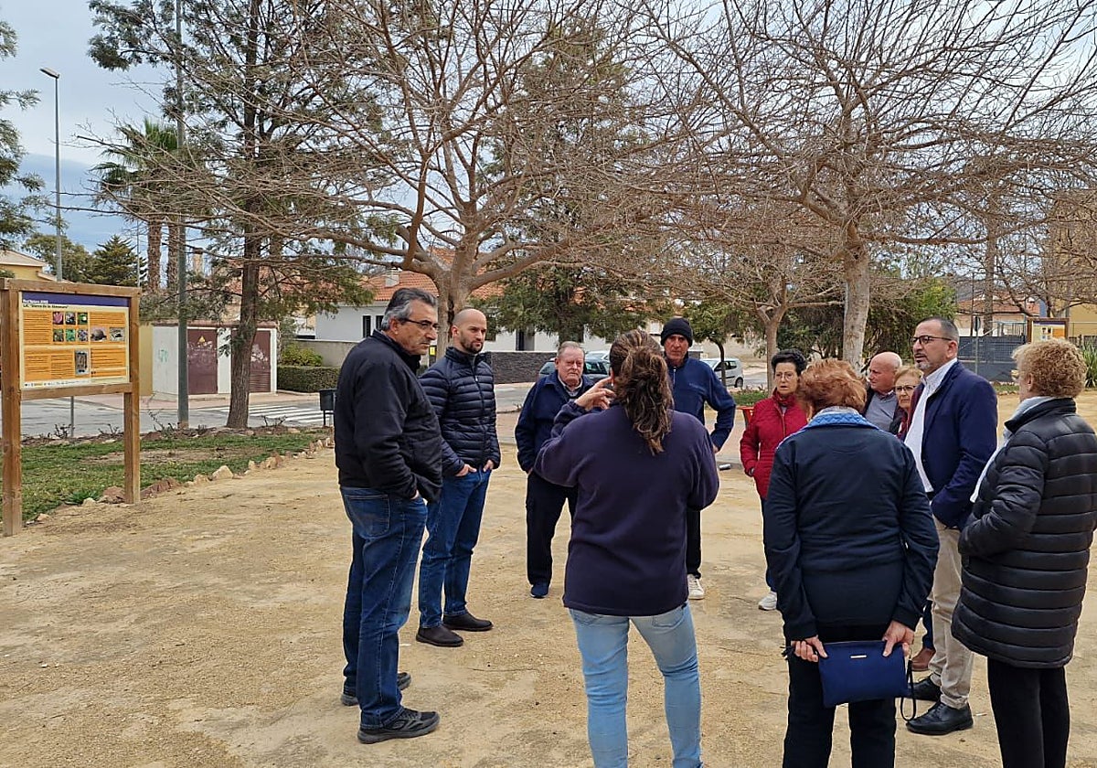Concejales del PSOE con vecinos afectados por los robos en La Escucha.