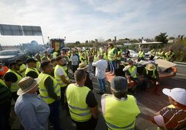 Un grupo de agricultores decide si levanta el bloqueo de la carretera MU-30 el pasado miércoles.