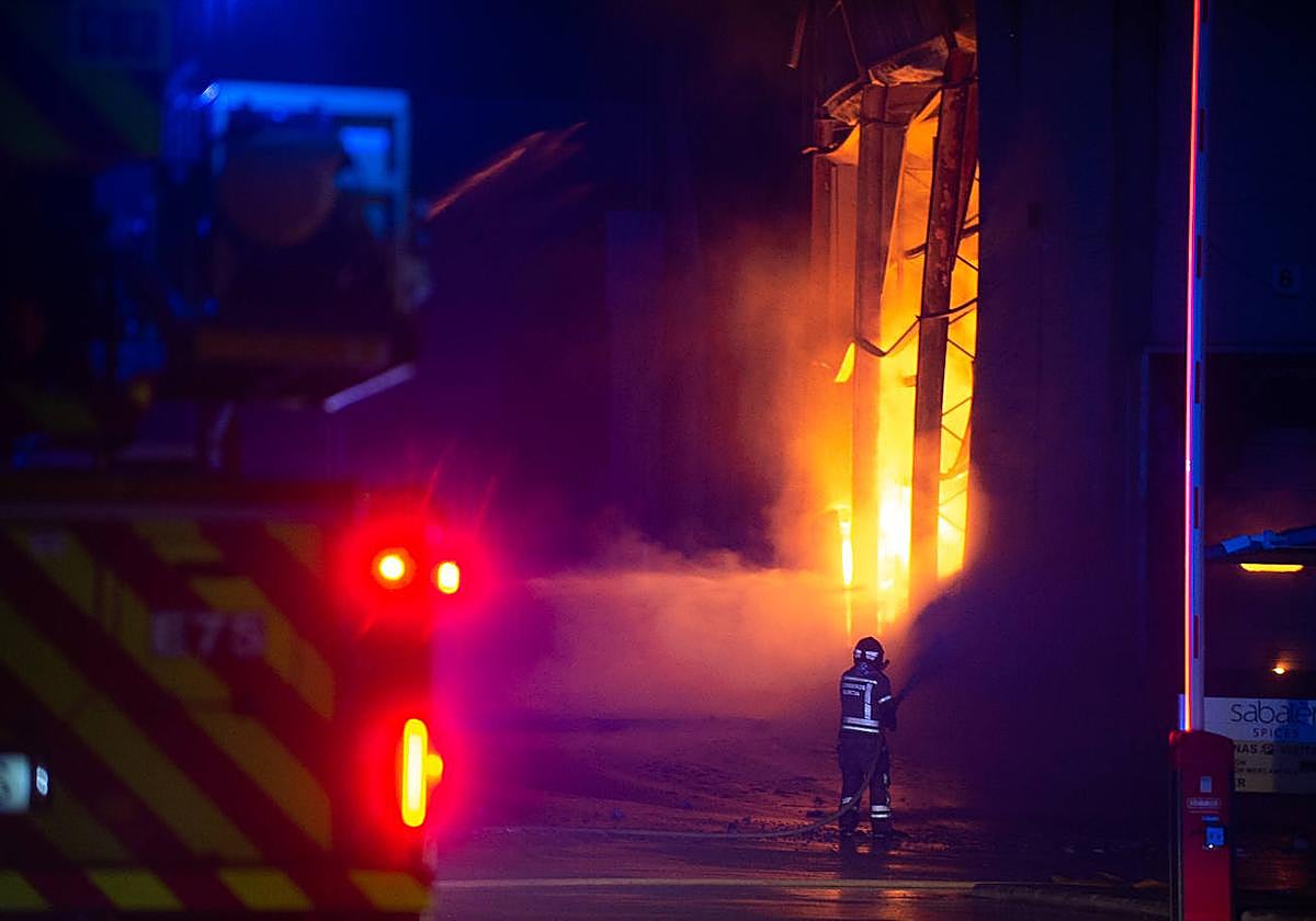 Imágenes del incendio de la empresa especias Sabater en Cabezo de Torres