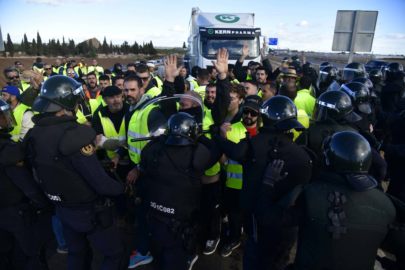 Las imágenes de la protesta de los agricultores en la AP-7