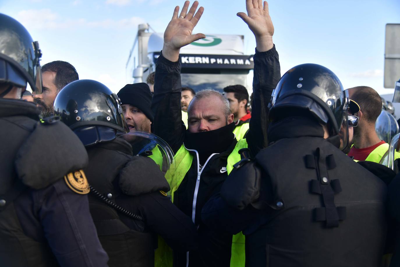 Las imágenes de la protesta de los agricultores en la AP-7