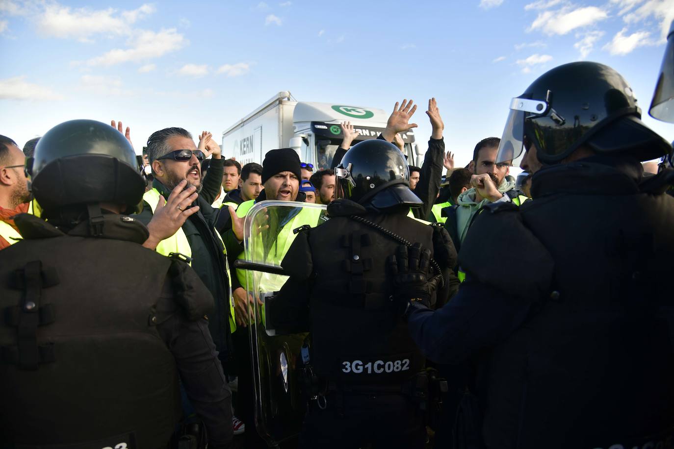 Las imágenes de la protesta de los agricultores en la AP-7