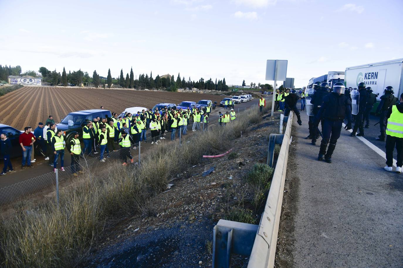 Las imágenes de la protesta de los agricultores en la AP-7