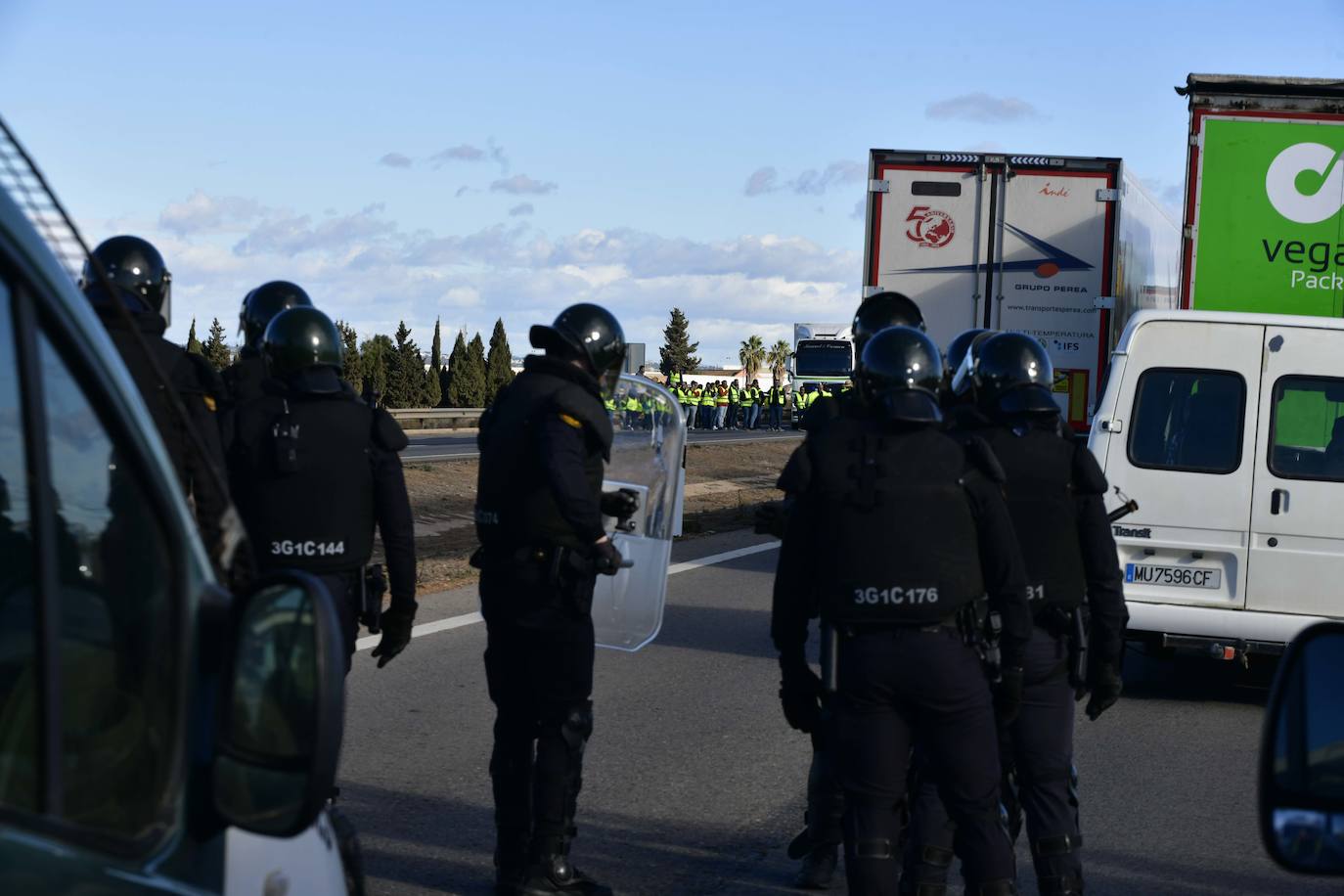 Las imágenes de la protesta de los agricultores en la AP-7