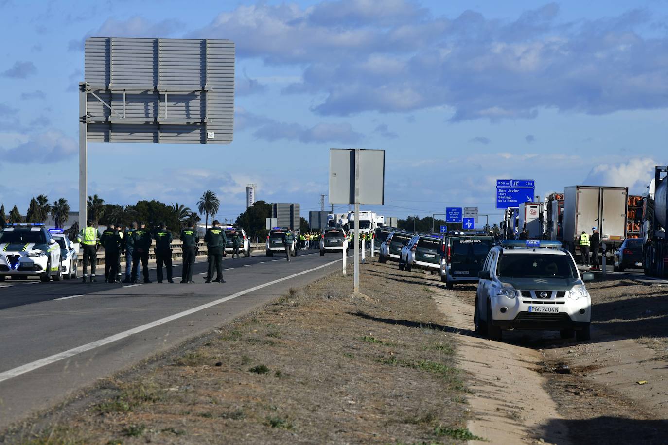 Las imágenes de la protesta de los agricultores en la AP-7