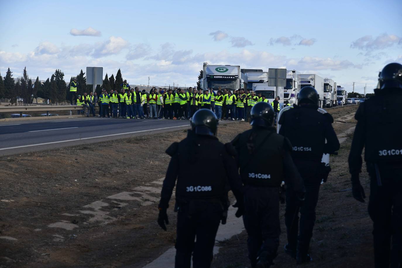 Las imágenes de la protesta de los agricultores en la AP-7