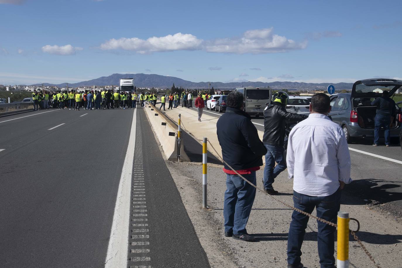 Las imágenes de la protesta de los agricultores en la AP-7