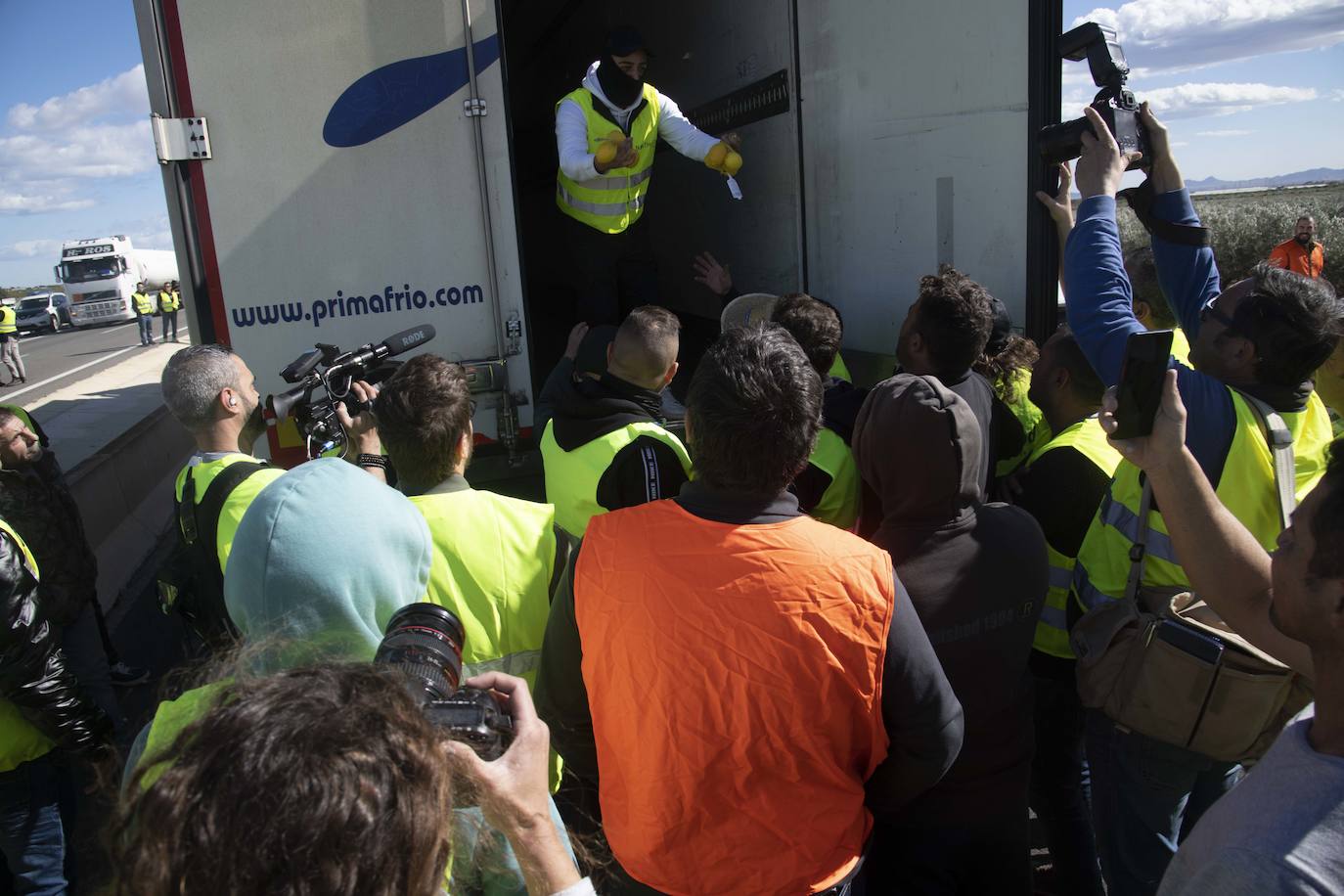 Las imágenes de la protesta de los agricultores en la AP-7