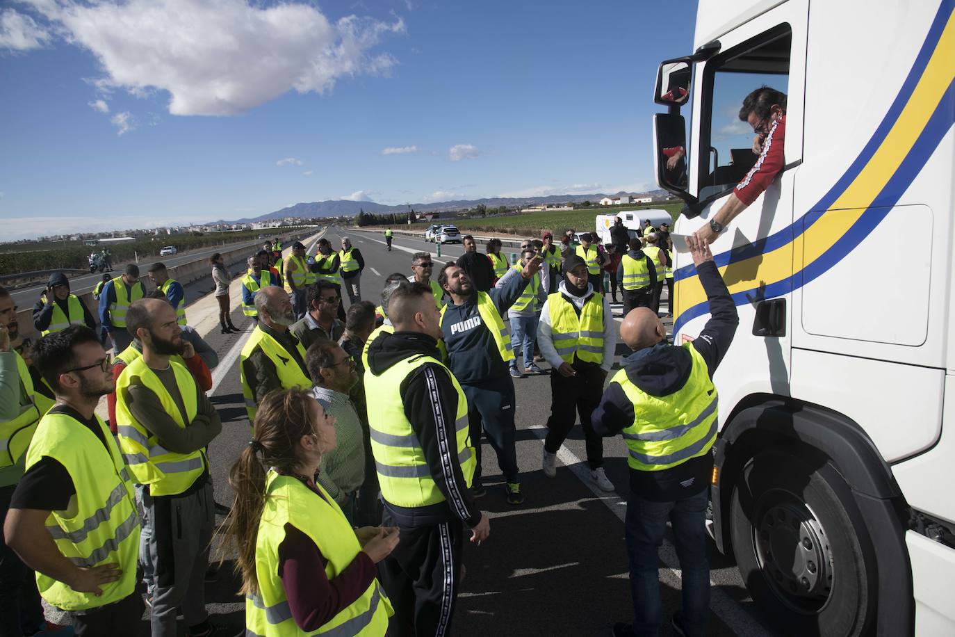 Las imágenes de la protesta de los agricultores en la AP-7