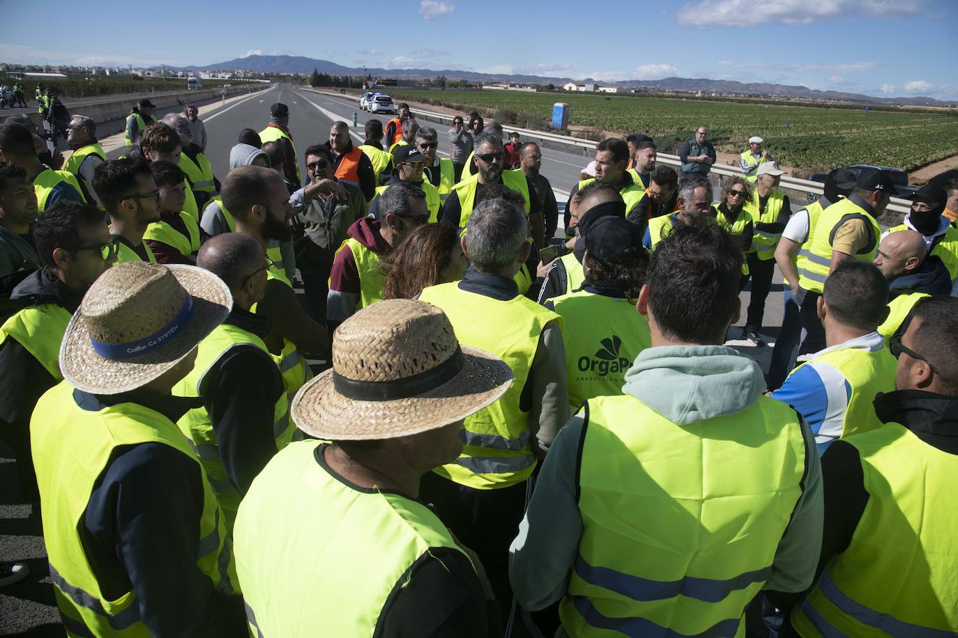 Las imágenes de la protesta de los agricultores en la AP-7