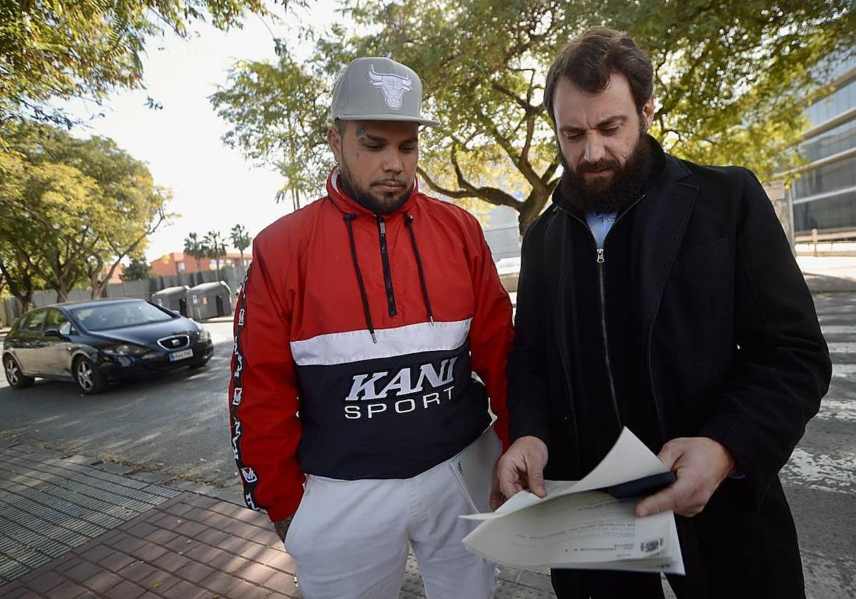 El cantante DaniMflow, víctima de la agresión, abandona los juzgados con su letrado, Raúl Noguera.