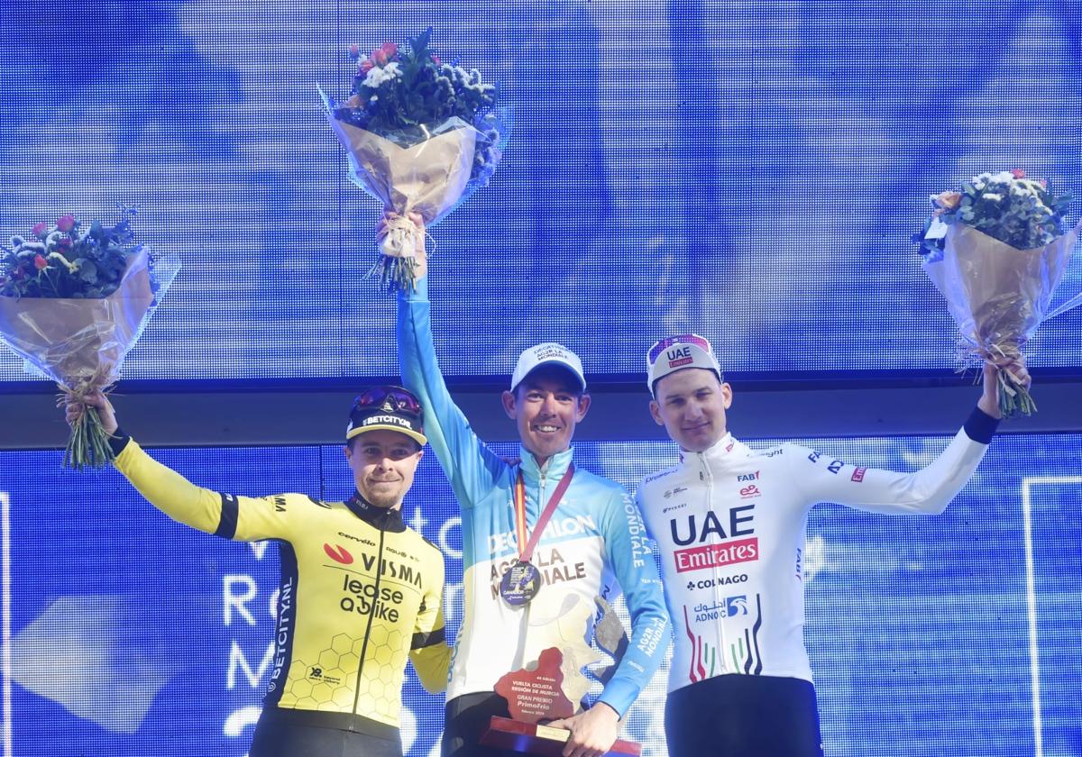 Ben O'Connor, en el centro, celebra su victoria en la Vuelta a Murcia junto a el segundo y tercer clasificados, Jan Tratnik y Tim Wellens.