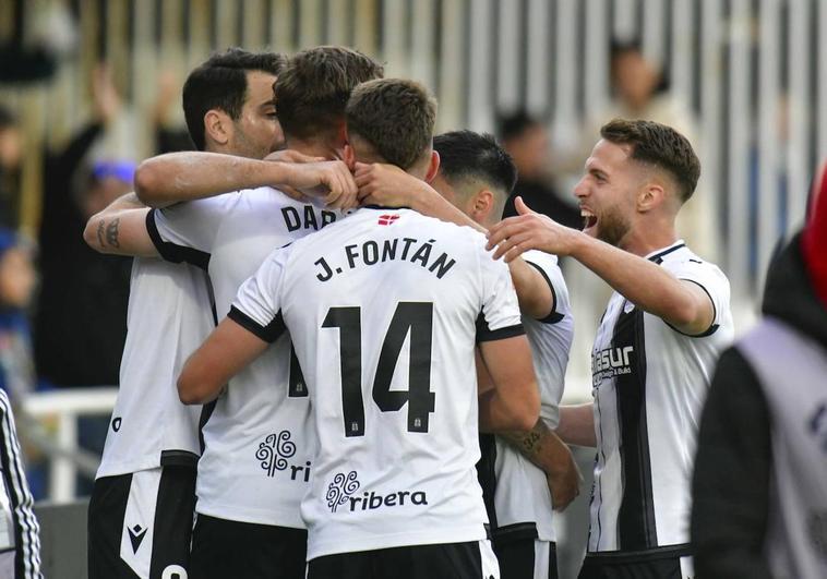 Los jugadores del Cartagena celebran el gol de Darío Poveda.