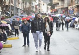 Dos jóvenes, abrigados ante las bajas temperaturas de este fin de semana en la Región de Murcia.