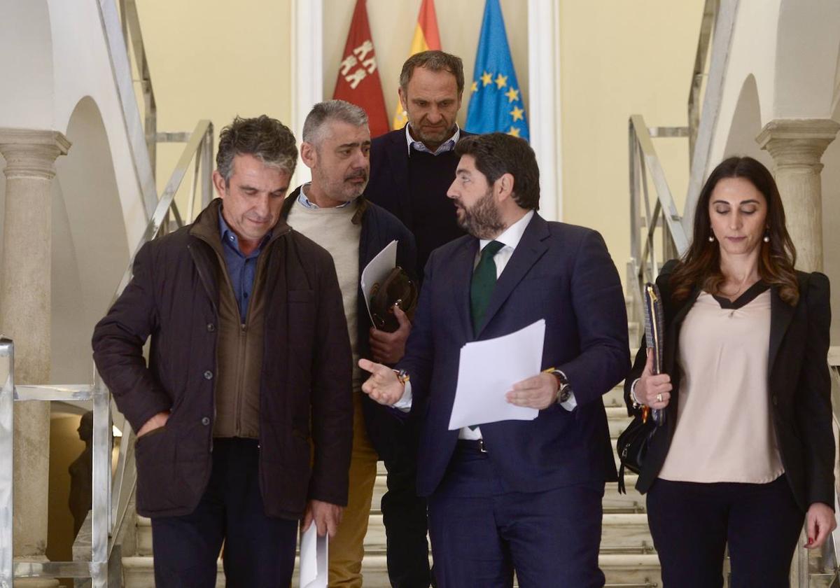 José Miguel Marín (COAG), Marcos Alarcón (UPA), Alfonso Gálvez (Asaja), el presidente López Miras y la consejera Sara Rubira, la semana pasada en San Esteban.