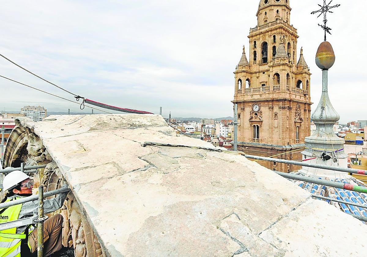 En primer término, la cúpula semicircular del imafronte con los restos de los anclajes de la estatua, según los restauradores.